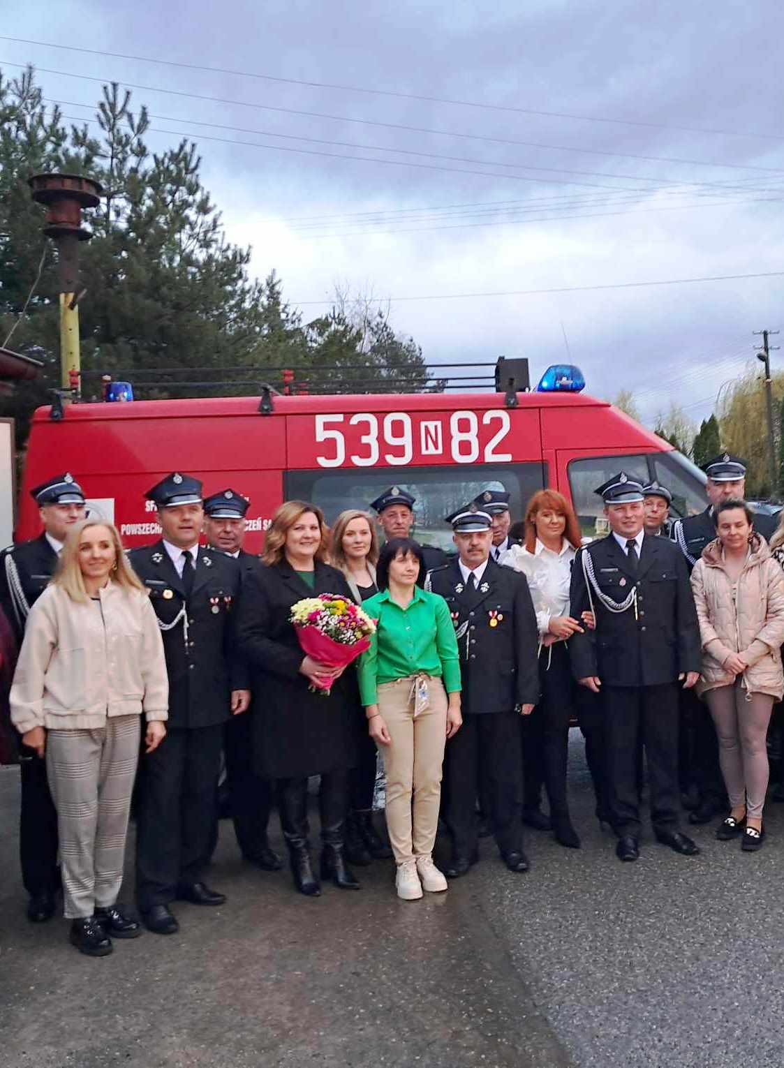 Strażacy z Trębaczewa z nowym samochodem strażackim