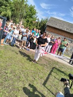 Pani Sołtys przecina wstęgę