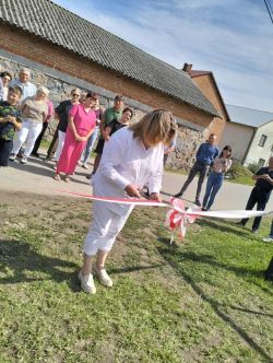 Pani Wójt przecina wstęgę
