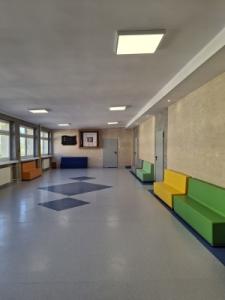 wyremontowany korytarz ZS w Sadkowicach