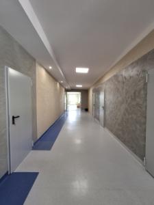 wyremontowany korytarz ZS w Sadkowicach