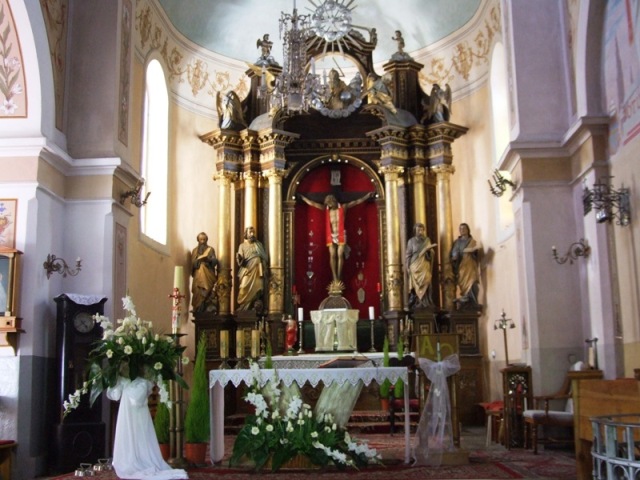 Ołtarz główny w Kościele w Sadkowicach; zdjęcie ze strony http://parafiasadkowice.pl