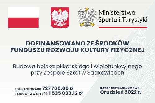 Tablica promująca inwestycję: Nazwa zadania: Budowa boiska piłkarskiego i wielofunkcyjnego przy Zespole Szkół w Sadkowicach...